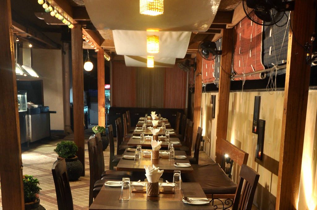 tamarind-poolside_seating_fariyas-hotel_mumbai