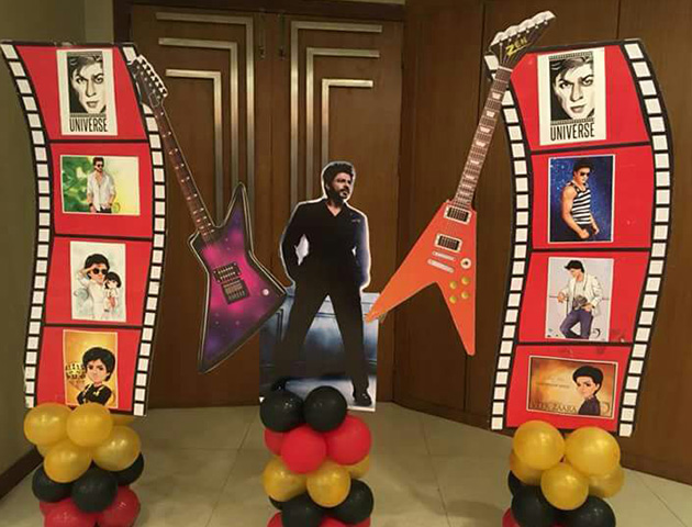 srk hoarding with balloons and guitar