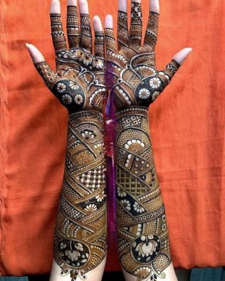criss cross patterned mehendi design with rose motifs and other floral patterns for engagement