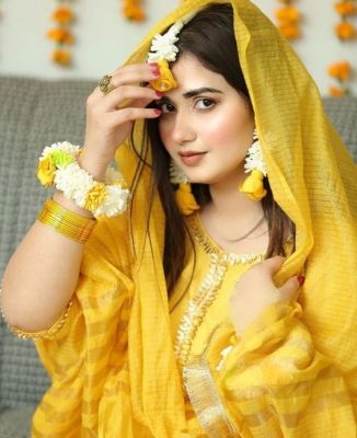 embrace your flower jewellery for this haldi pose