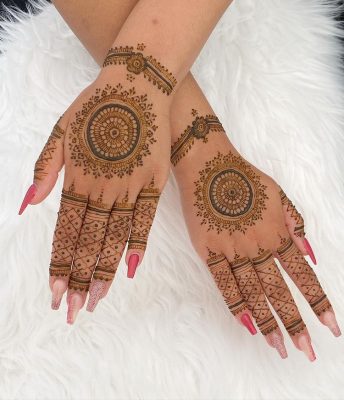 light strokes mehendi design with tiny leaf and mesh patterns