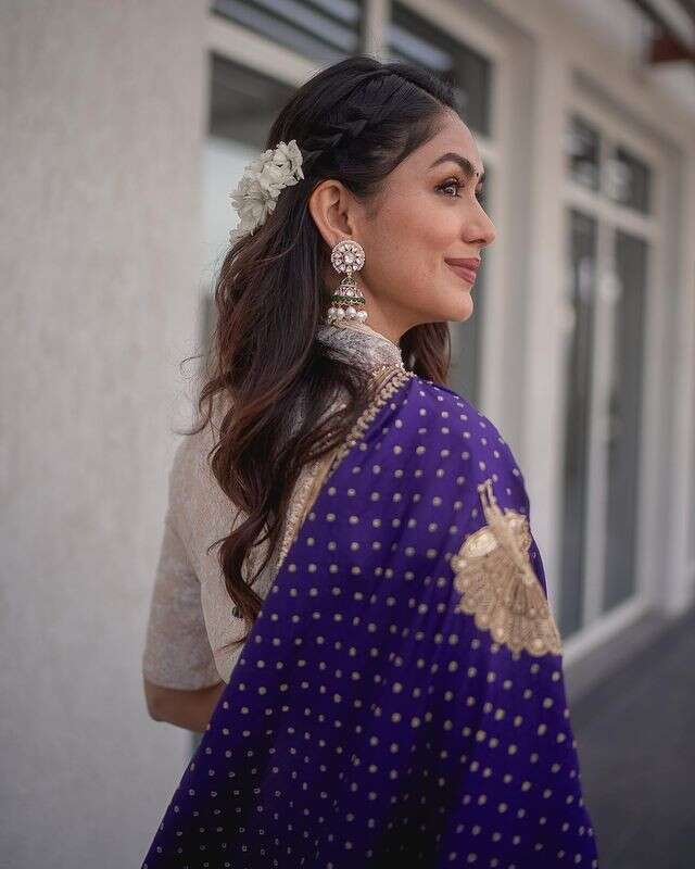 25 Gorgeous Gajra Hairstyles, Plus DIY Tutorials | Hair style on saree,  Indian wedding photography poses, Indian bridal hairstyles