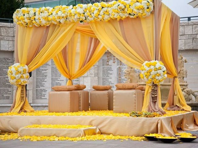 yellow-white-roses- mandap wedding prop