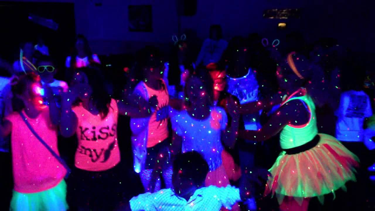 neon themed party outfits