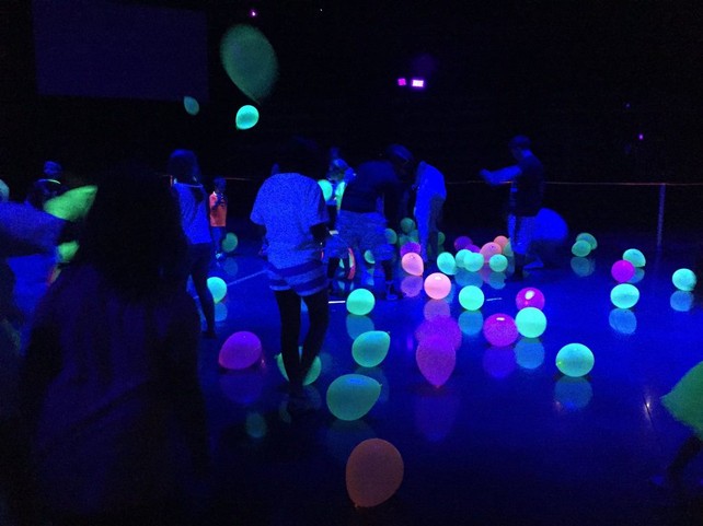 neon-balloons-decor-ideas