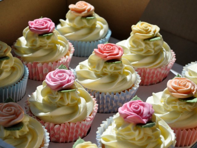 rose-wedding-cupcake