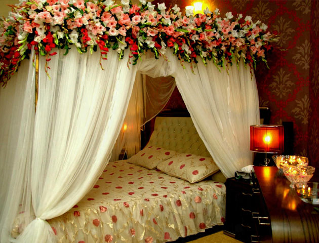 Featured image of post Bed Decoration With Flowers Pictures / Bed decoration with flowers pictures hotel honeymoon bed flower.