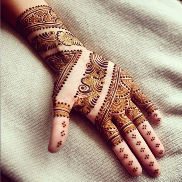 Minimalistic Trending Bridal Mehendi Designs 1