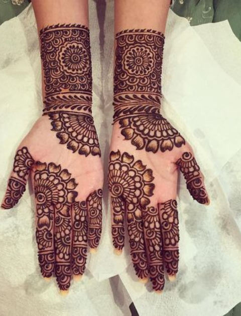 Minimalistic Trending Bridal Mehendi Designs 1