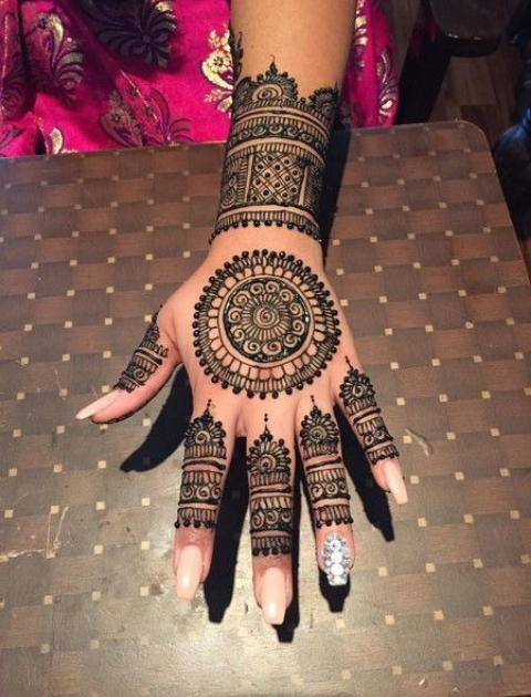 Minimalistic Trending Bridal Mehendi Designs 1