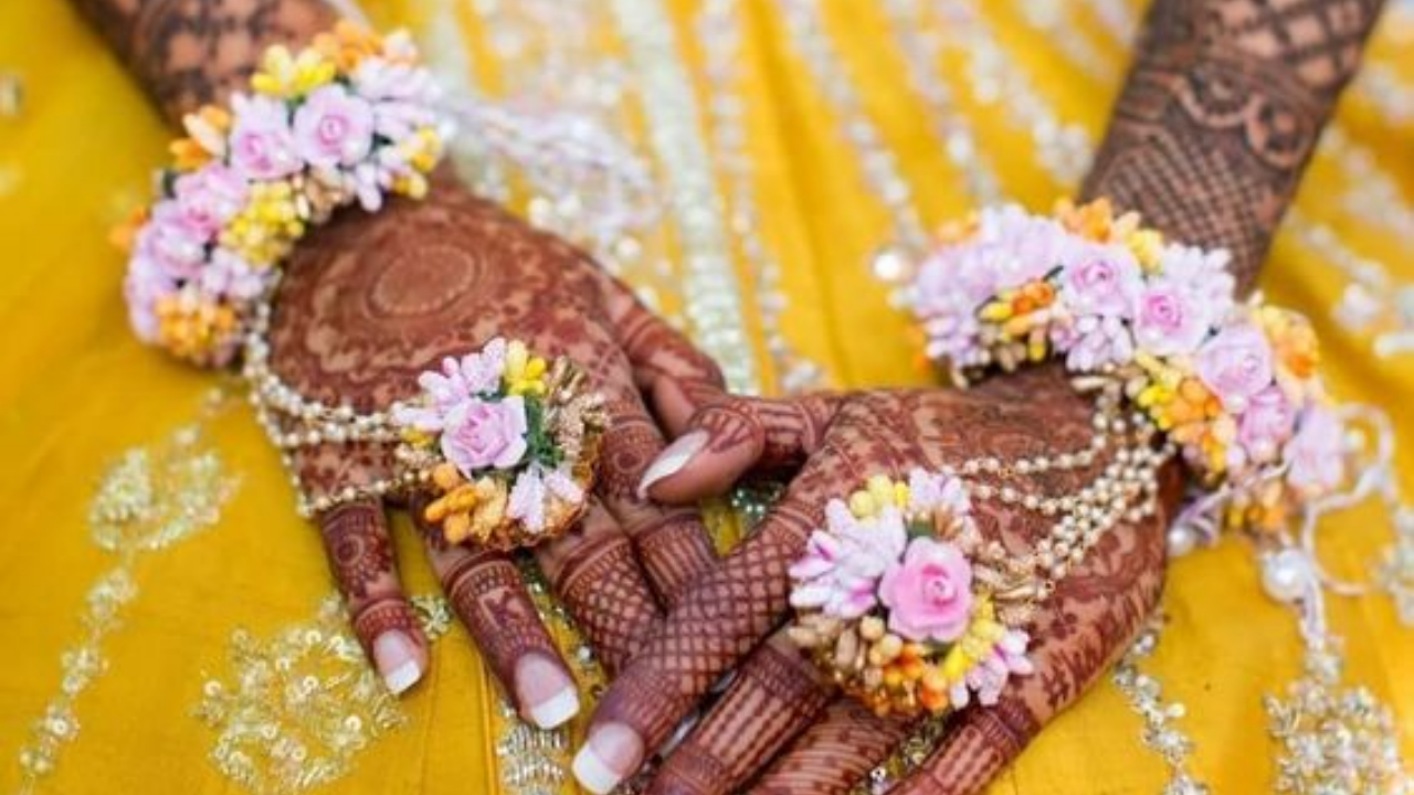 Beautiful Haldi Flower Jewelry Designs For Brides-to-be
