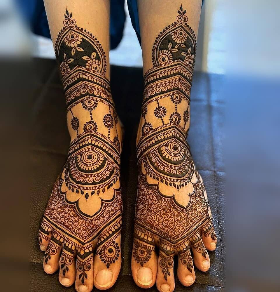 Bootis Leg Mehndi Design for Dulhan