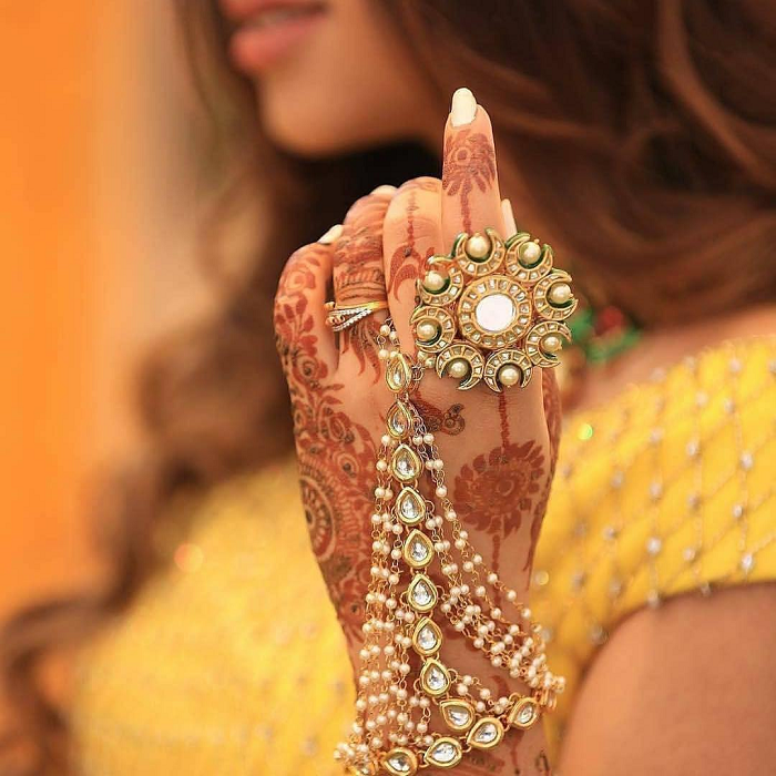 A bride showing off her Haath Phool