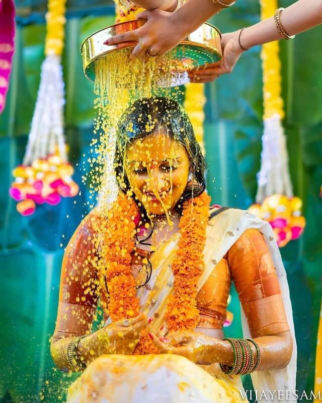 A traditional picture has always outstand. So, if you are following some ritual on haldi function then it must be included on the photograph. And it will look beautiful on photographs as well. 