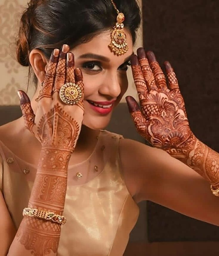 Close Up Mehendi Pose 