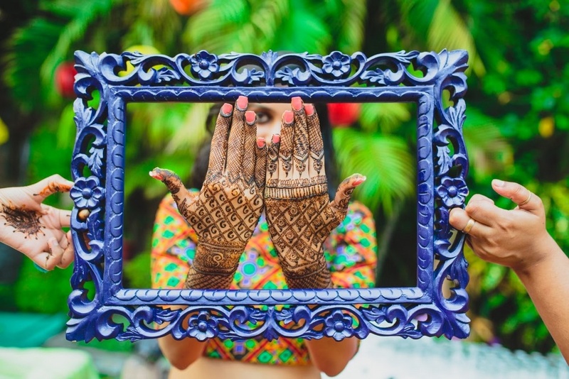 Mehendi Pose With Frame