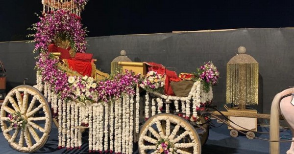 chariot wedding flower decoration