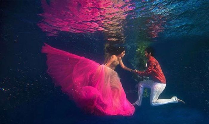 underwater creative pre wedding photoshoot ideas