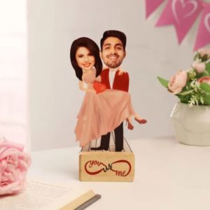 Couple Statue as Best Wedding Gifts For Friends