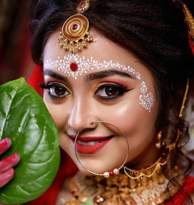 floral pattern bengali bride  bindi design