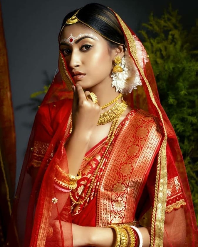 maroon bengali bride  bindi design