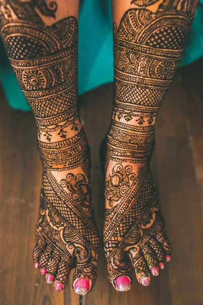 Symmetrical Leg Mehndi Design