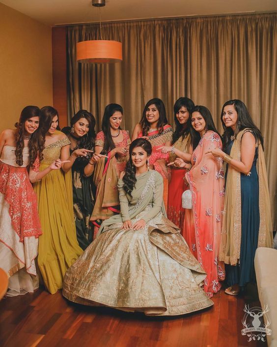 STYLISH QUEUE OF BRIDESMAID