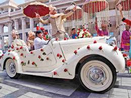 Inside-The-Car Groom Poses