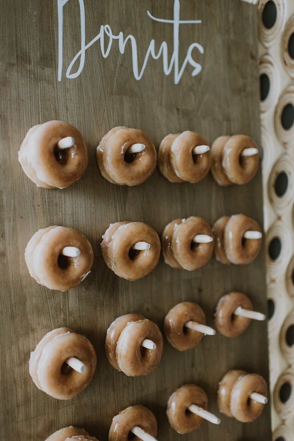 Not too grand but elegant- minimal donut wall idea