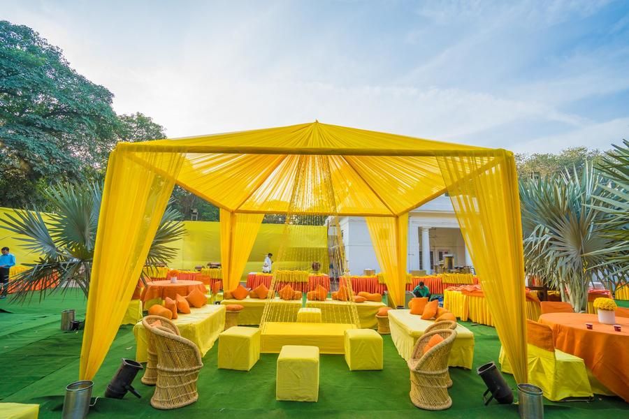 A Dazzling Mehndi Function Under The Shade