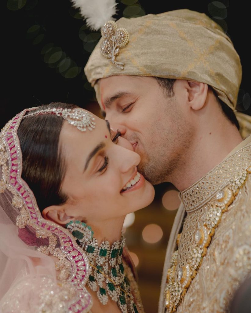 Sidharth Malhotra and Kiara Advani - Peck kiss