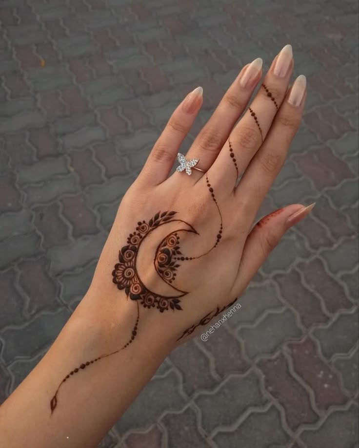 Arabic-Style Minimal Mehendi