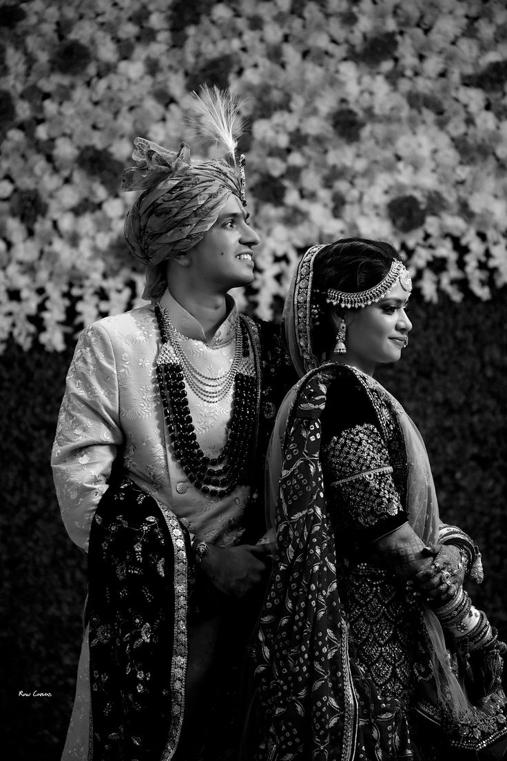 The Black and White Pose - Bookeventz 