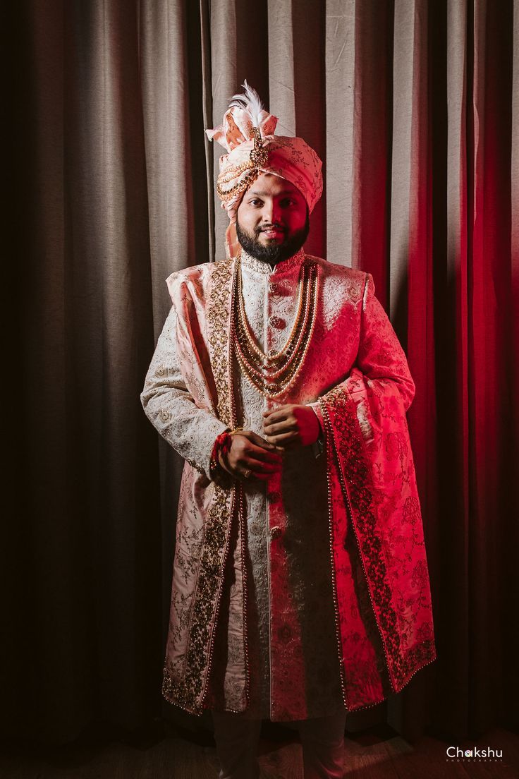  The ‘Sehra Saja Ke Rakhna’ Pose