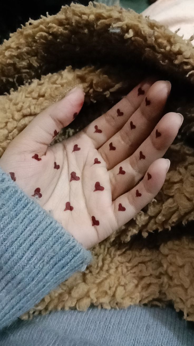 Minimal Heart Motif mehndi