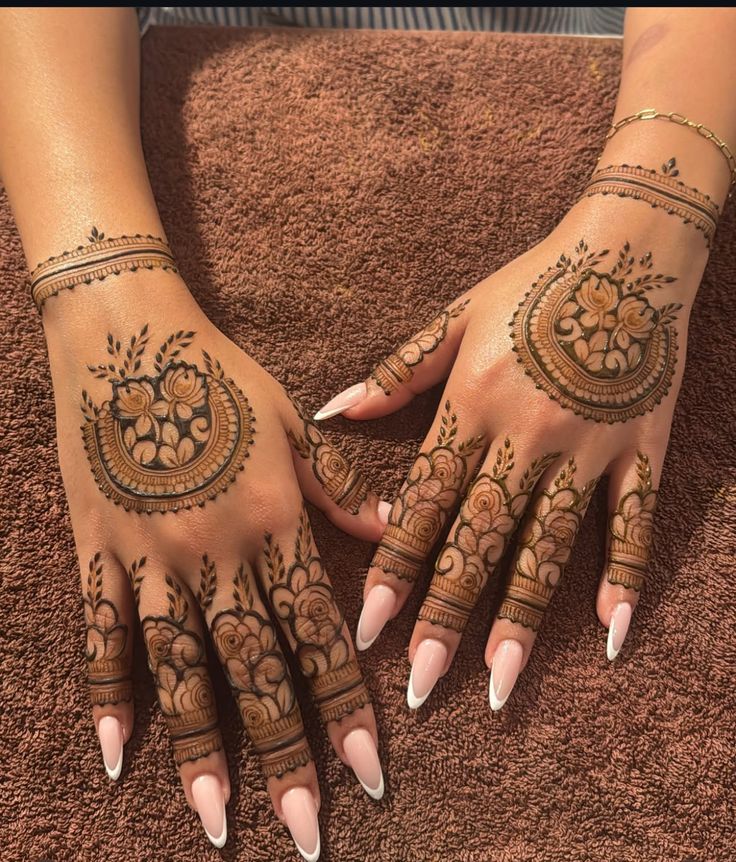 Trending Mehendi: 25 Minimal Negative Space Mehendi Designs You Need to See