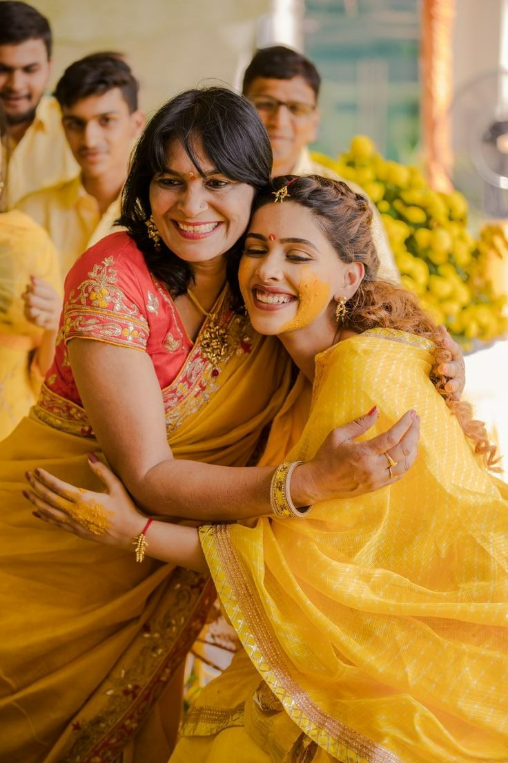 haldi pose with mother