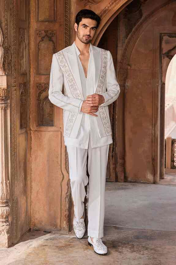 Monotone outfit for men 