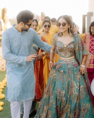 wedding dress combination for bride and groom for outdoor wedding venue