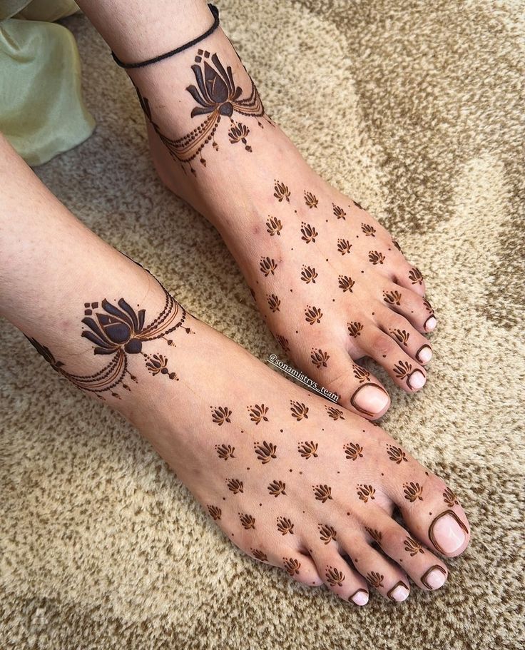 Minimal Feet Mehendi