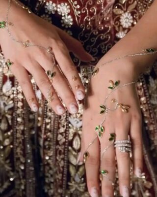 modern embellished mehendi with minimal patterns